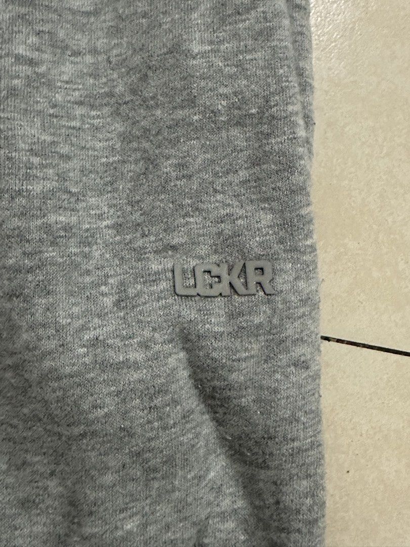 Gray Cargo Sweat Pants (Footlocker Brand) (Category: Joggers) located in Lucena. Submitted by deklutter (Listing ID 1465145446, Image 2). Description: Gray Cargo Sweat Pants Good Condition 💯 Length: 38 inches Width: 15 inches (garterized) Hem: 10 inches Good Condition (Amoy imported padala not my style) J&T shipping.
