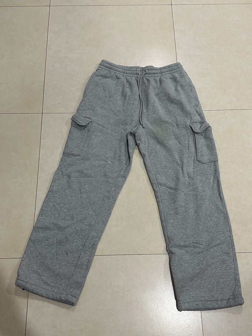 Gray Cargo Sweat Pants (Footlocker Brand) (Category: Joggers) located in Lucena. Submitted by deklutter (Listing ID 1465145446, Image 1). Description: Gray Cargo Sweat Pants Good Condition 💯 Length: 38 inches Width: 15 inches (garterized) Hem: 10 inches Good Condition (Amoy imported padala not my style) J&T shipping.