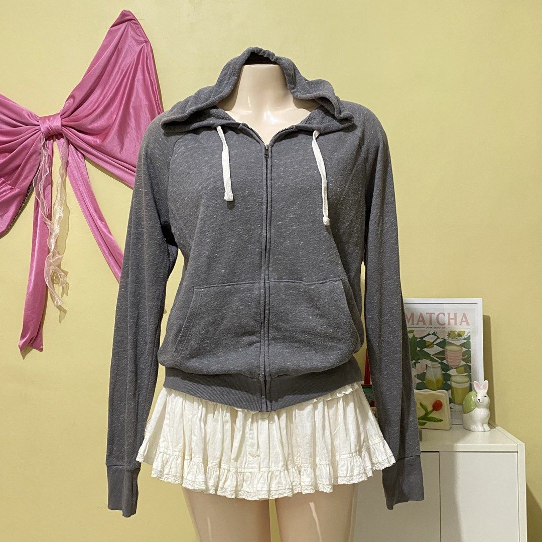 GRAY HOODIE (Category: Coats, Jackets and Outerwear) located in Dasmarinas. Submitted by hannah.oakph (Listing ID 1464981361, Image 2). Description: .