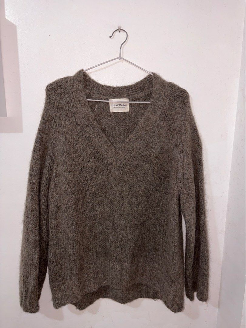 Gray Knit Sweater (Category: Coats, Jackets and Outerwear) located in Manila. Submitted by _8ljay (Listing ID 1465026227, Image 1). Description: .