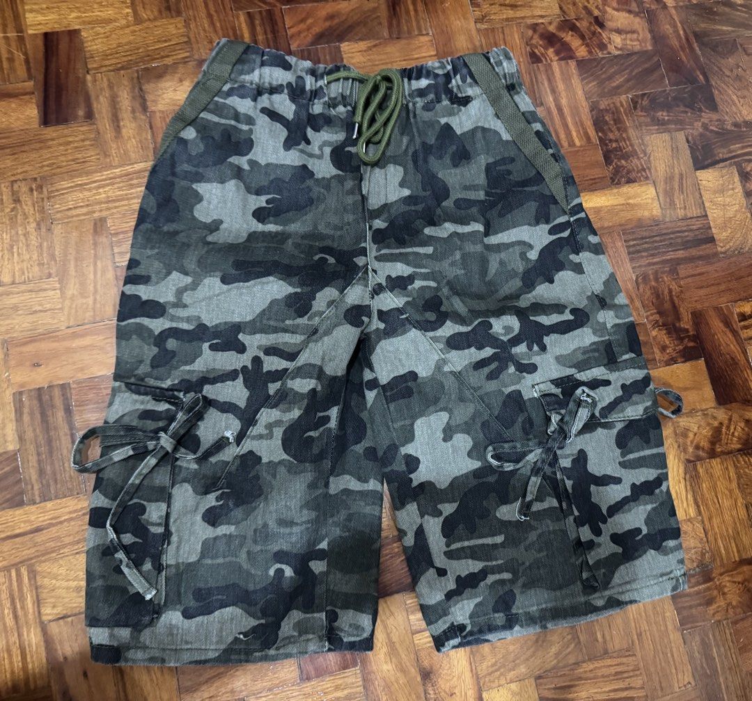 Green Camo cargo shorts with drawstring waist (Category: Shorts) located in Paranaque City. Submitted by monduffcloset (Listing ID 1465096186, Image 1). Description: •Worn once for concert! • low waisted or high waisted •Elastic waistband with adjustable drawstring •2 side cargo pockets with ribbon ties, 2 back pockets with flap closures •Relaxed fit, knee length .