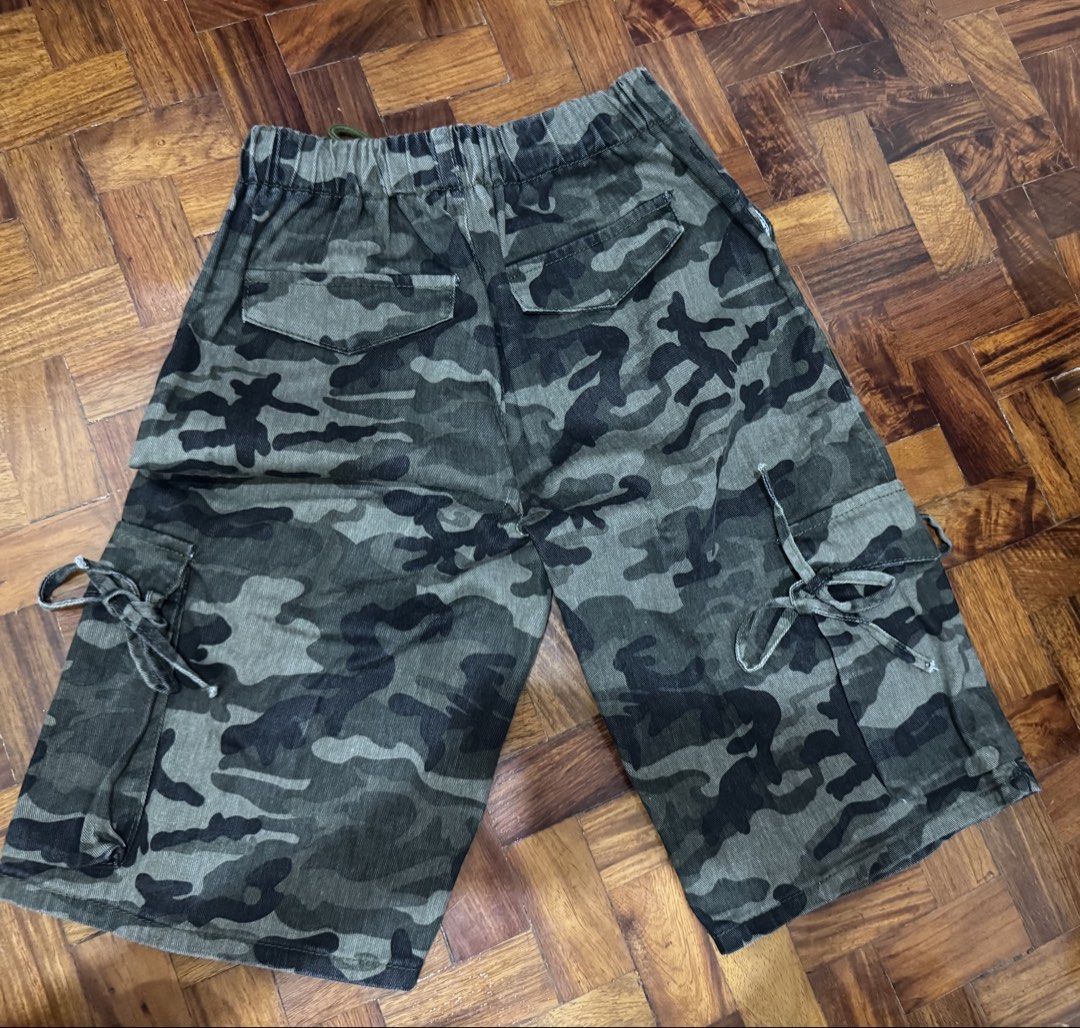 Green Camo cargo shorts with drawstring waist (Category: Shorts) located in Paranaque City. Submitted by monduffcloset (Listing ID 1465096186, Image 2). Description: •Worn once for concert! • low waisted or high waisted •Elastic waistband with adjustable drawstring •2 side cargo pockets with ribbon ties, 2 back pockets with flap closures •Relaxed fit, knee length .