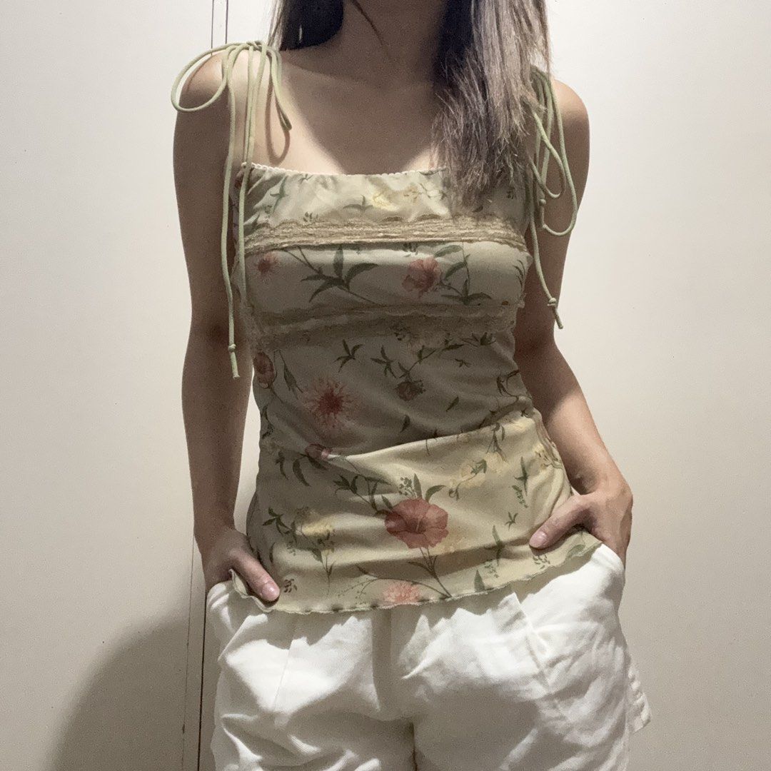 Green Camo Floral Top (Category: Sleeveless) located in Antipolo. Submitted by nicnicbg (Listing ID 1465042212, Image 2). Description: Best fits XS-Small.