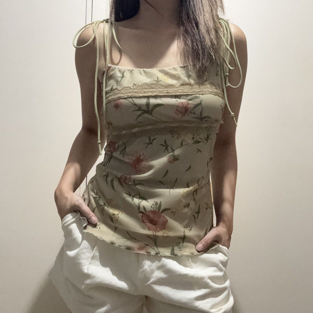 Green Camo Floral Top (Category: Sleeveless) located in Antipolo. Submitted by nicnicbg (Listing ID 1465042212, Image 1). Description: Best fits XS-Small.