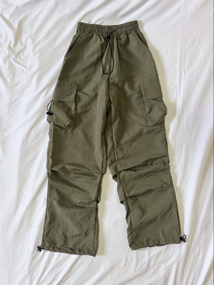 Green Hiking Cargo Pants (Category: Other Bottoms) located in Bambang. Submitted by gigisells_ (Listing ID 1465151495, Image 1). Description: never used size 20-30 38” length.