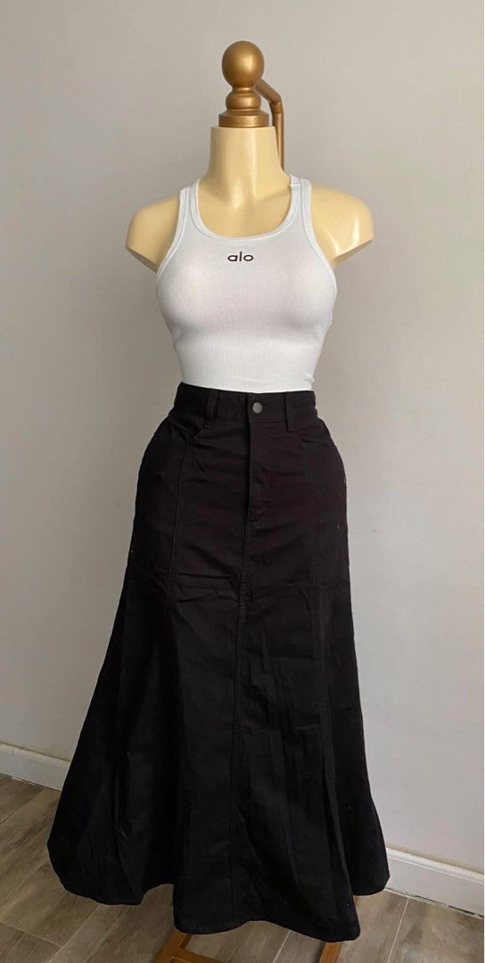 Gu denim flared skirt (Category: Skirts) located in Quezon City. Submitted by swift_kenjie (Listing ID 1464995215, Image 3). Description: Gu by Uniqlo denim flared maxi skirt 26-30 L-35 Small on tag super ganda nito very good condition (color may vary due to lighting) -Preloved and Trifted. These are all handpicked so expect very good to like new condition -Miners via pm is allowed Mine now pay now (First to pay gets the item) -Gcash payment only