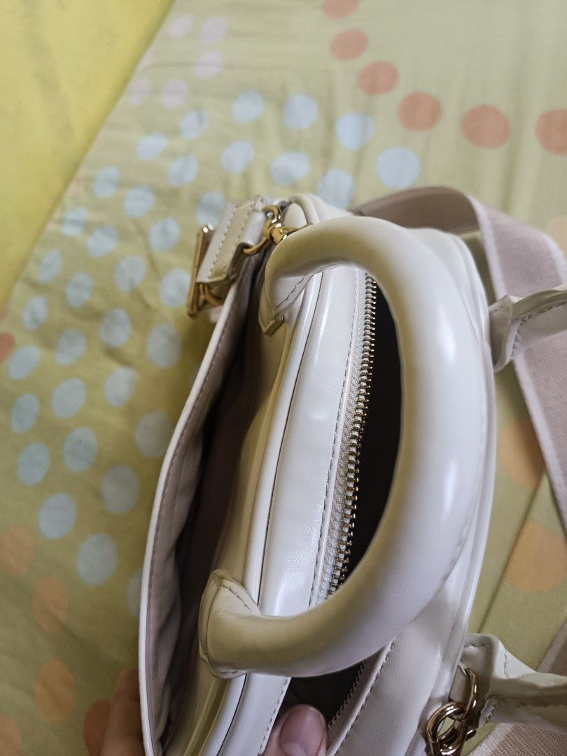 GU Shoulder sling white handbag (Category: Shoulder Bags) located in Antipolo. Submitted by ynut143 (Listing ID 1465094646, Image 3). Description: personally bought in Japan beige white color zippered closure with inner pocket gold hardware detachable sling no issue.