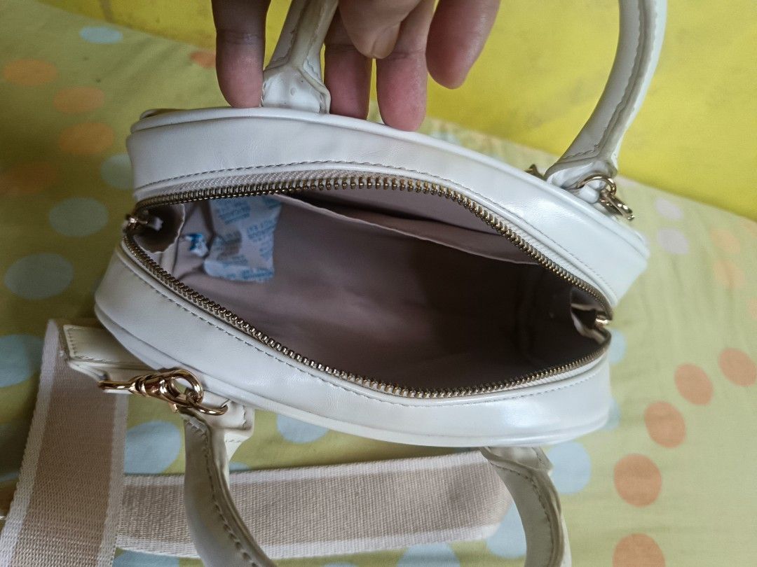 GU Shoulder sling white handbag (Category: Shoulder Bags) located in Antipolo. Submitted by ynut143 (Listing ID 1465094646, Image 2). Description: personally bought in Japan beige white color zippered closure with inner pocket gold hardware detachable sling no issue.