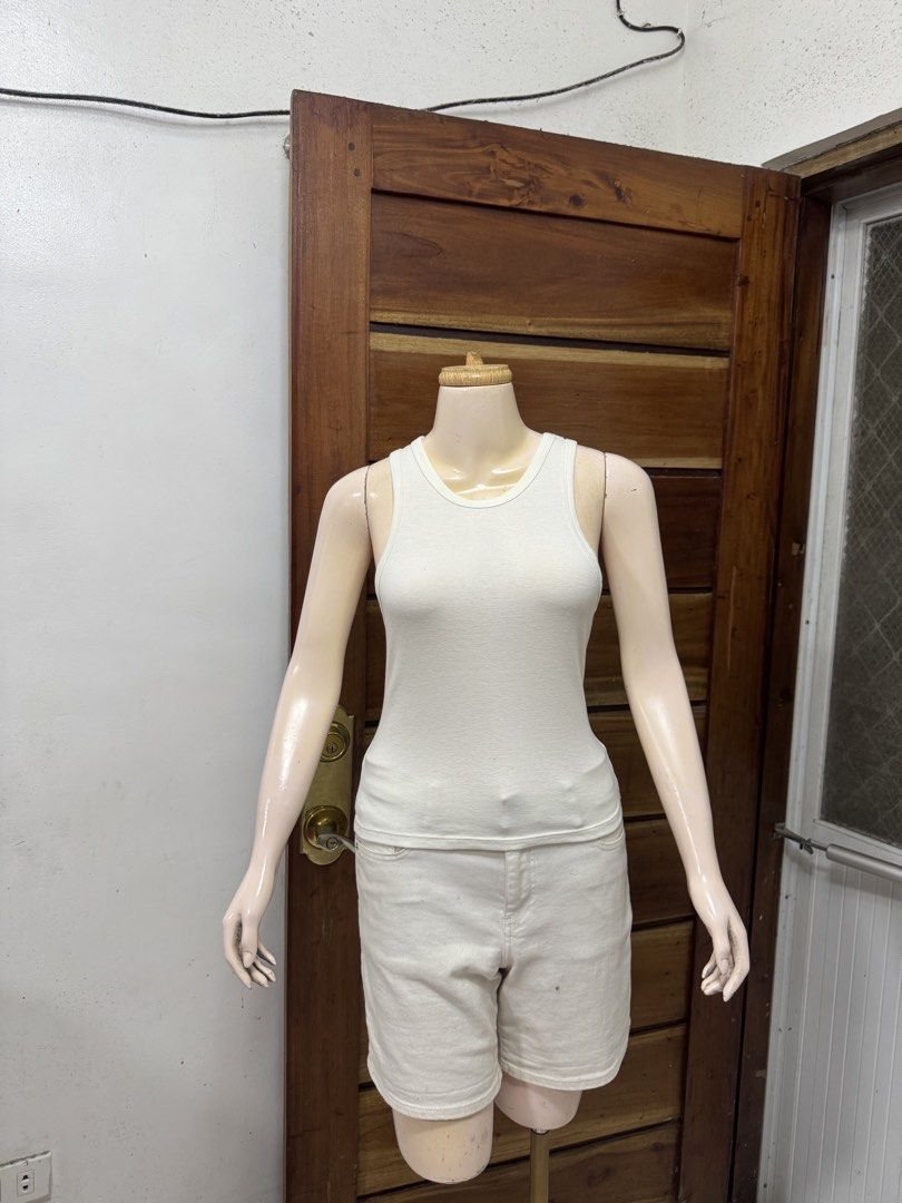 GU White Tank Top Ribbed Cotton Size M (Category: Sleeveless) located in Cavite. Submitted by yakultjeni85475 (Listing ID 1465123981, Image 1). Description: - Style: Classic white ribbed tank top - Size: Medium (M) - Material: Lightweight, stretchy cotton - Design: Scoop neckline, sleeveless - Condition: Clean with no major flaws - Versatility: Perfect for layering or everyday wear.