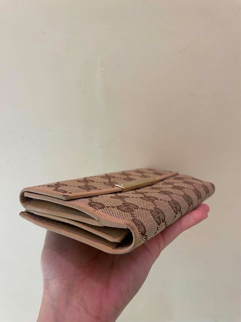 Gucci Canvas Metal Bar Long Wallet (Category: Luxury Bags & Wallets) located in Manila. Submitted by thevintagebow (Listing ID 1465108638, Image 2). Description: Timeless Italian luxury for your everyday carry. 🤎✨💳 Featuring the iconic monogram woven canvas, light nude leather trim, and a gold-tone engraved Gucci logo plate across the front flap. Slim yet roomy enough to organize all your daily cards and bills. Price: ₱5,500 PHP (Pre-loved Gucc