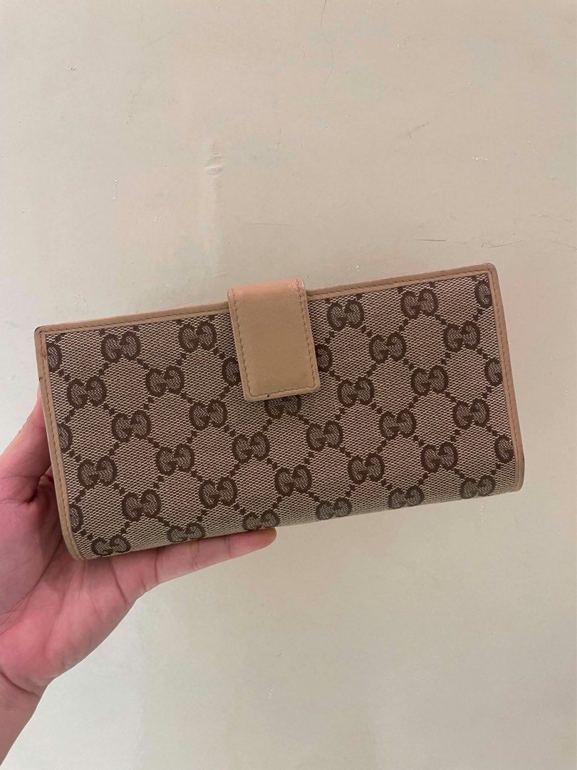 Gucci Canvas Metal Bar Long Wallet (Category: Luxury Bags & Wallets) located in Manila. Submitted by thevintagebow (Listing ID 1465108638, Image 3). Description: Timeless Italian luxury for your everyday carry. 🤎✨💳 Featuring the iconic monogram woven canvas, light nude leather trim, and a gold-tone engraved Gucci logo plate across the front flap. Slim yet roomy enough to organize all your daily cards and bills. Price: ₱5,500 PHP (Pre-loved Gucc
