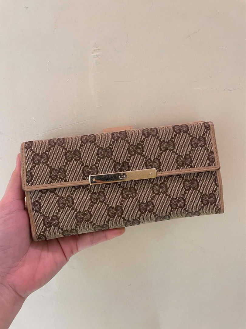 Gucci Canvas Metal Bar Long Wallet (Category: Luxury Bags & Wallets) located in Manila. Submitted by thevintagebow (Listing ID 1465108638, Image 1). Description: Timeless Italian luxury for your everyday carry. 🤎✨💳 Featuring the iconic monogram woven canvas, light nude leather trim, and a gold-tone engraved Gucci logo plate across the front flap. Slim yet roomy enough to organize all your daily cards and bills. Price: ₱5,500 PHP (Pre-loved Gucc