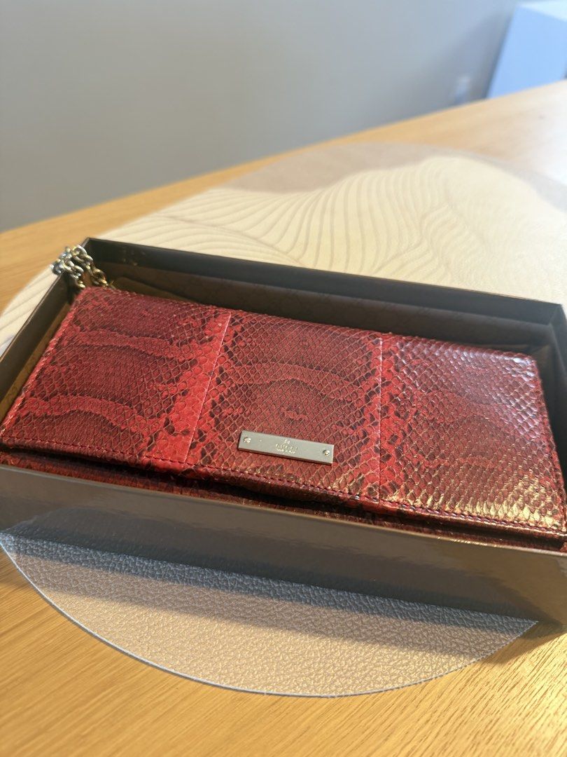 Gucci Red Python Chain Wallet Bag （分類：手袋及銀包）位於 Hong Kong。 由 shoppingqueenc 提交（商品編號 1465110437，圖片 2）。簡介： Gucci red python chain wallet bag. Gold tone hardware and metal plaque on front flap. Snap button closure opens to red leather interior with multiple card slots. Includes original Gucci box and dust bag. Made in Italy.。