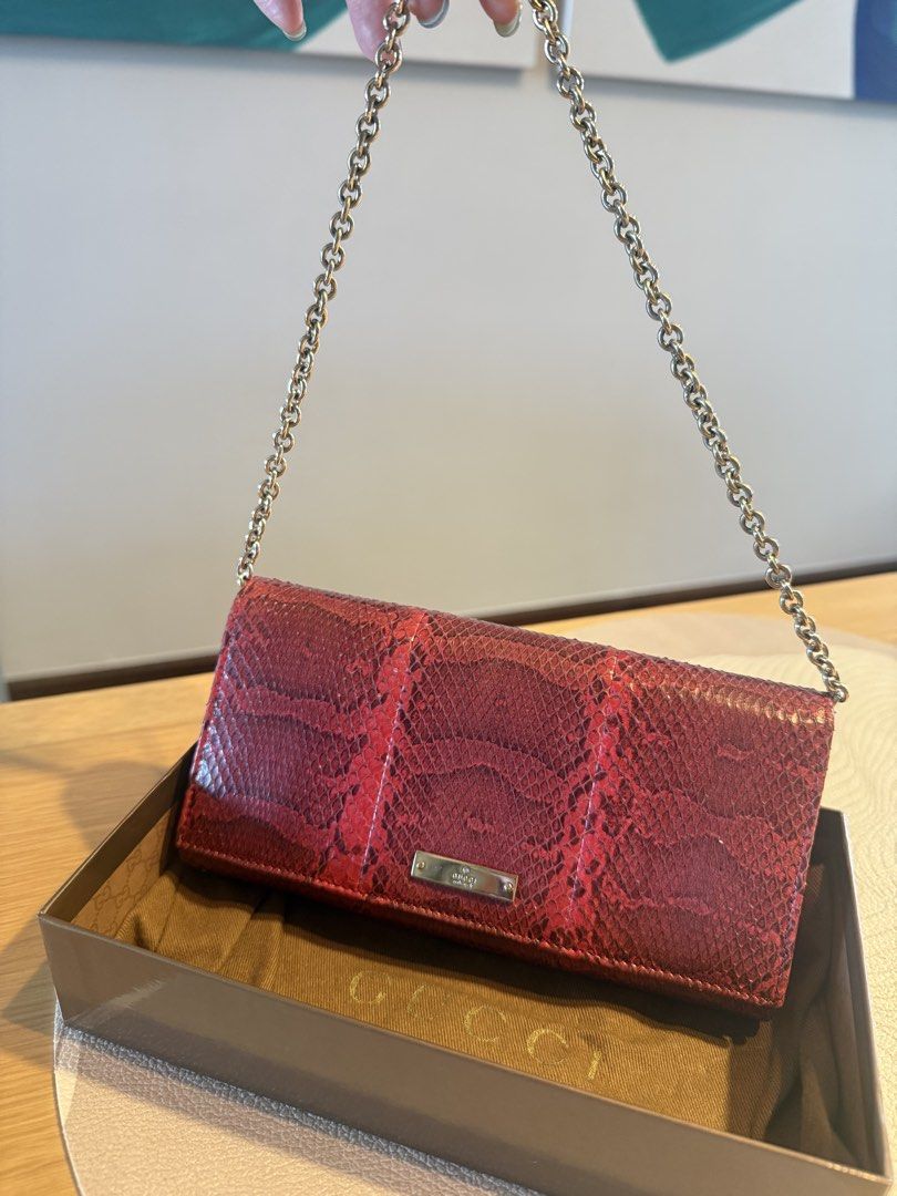 Gucci Red Python Chain Wallet Bag （分類：手袋及銀包）位於 Hong Kong。 由 shoppingqueenc 提交（商品編號 1465110437，圖片 1）。簡介： Gucci red python chain wallet bag. Gold tone hardware and metal plaque on front flap. Snap button closure opens to red leather interior with multiple card slots. Includes original Gucci box and dust bag. Made in Italy.。