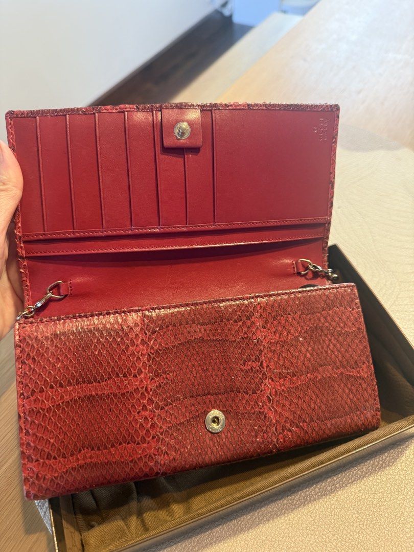 Gucci Red Python Chain Wallet Bag （分類：手袋及銀包）位於 Hong Kong。 由 shoppingqueenc 提交（商品編號 1465110437，圖片 3）。簡介： Gucci red python chain wallet bag. Gold tone hardware and metal plaque on front flap. Snap button closure opens to red leather interior with multiple card slots. Includes original Gucci box and dust bag. Made in Italy.。