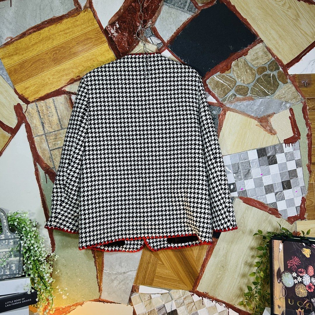 Gucci tweed blazer (Category: Luxury Apparel) located in Baguio. Submitted by kckc_luxury (Listing ID 1465109239, Image 3). Description: 🌸 TINY PINK SPOTS ARE LENS DAMAGE, NOT CLOTH STAINS ————————— ❗️KINDLY READ BEFORE MAKING AN OFFER❗️ LISTING DETAILS size:M-L width x length (inches):21x29 condition: EXCELLENT --- MOP: Gcash / BPI MOD: J&T / JRS LOCATION: Baguio City --- NOTE: • Manage your expectations • Photos did not go under any edit but c