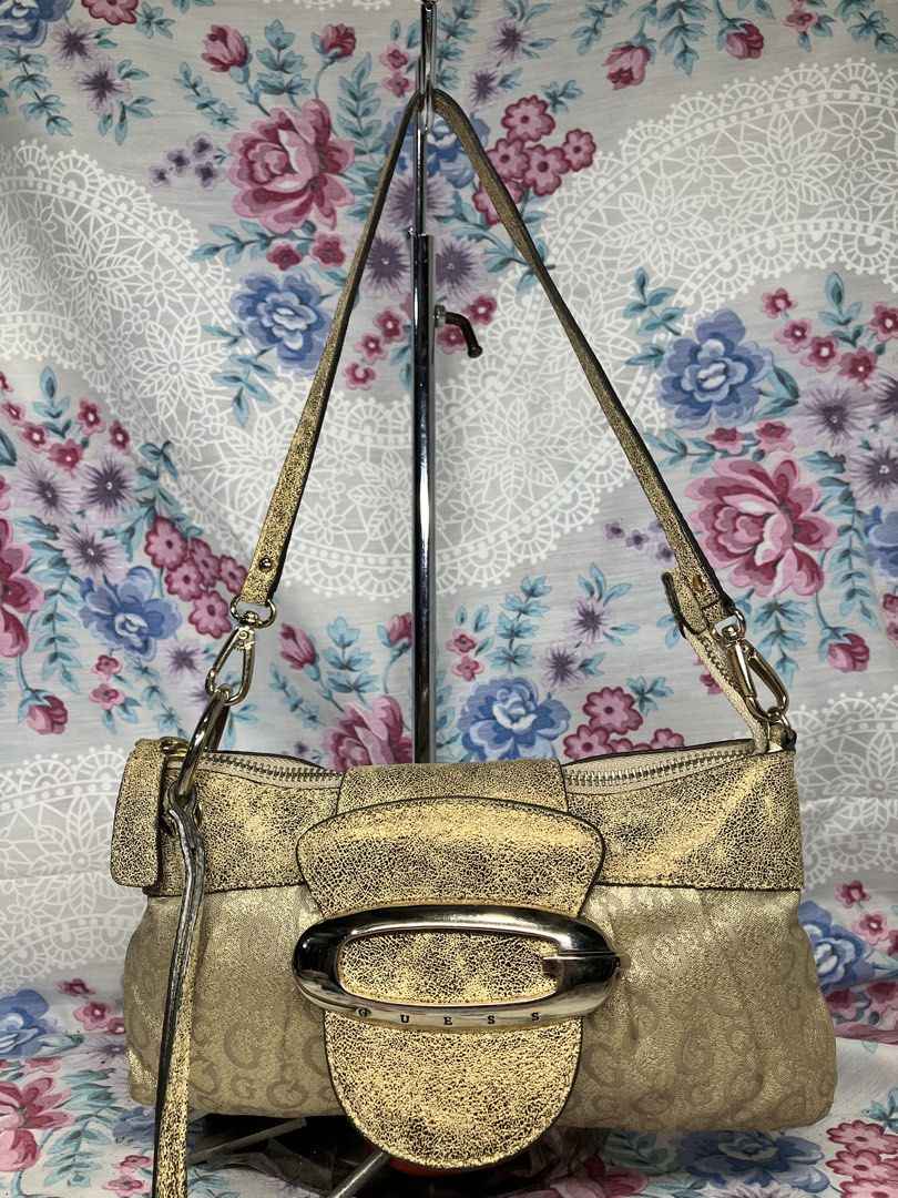 GUESS CLOTH HANDBAG (Category: Shoulder Bags) located in General Mariano Alvarez. Submitted by adonid (Listing ID 1465031700, Image 1). Description: GUESS CLOTH HANDBAG GOOD CONDITION NORMAL SIGN OF USAGE ONLY.
