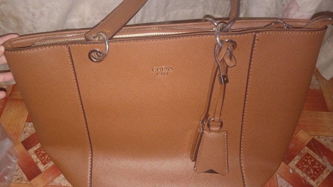 Guess Kamryn tote (Category: Luxury Bags & Wallets) located in Manila. Submitted by akijemcollection (Listing ID 1465027814, Image 1). Description: What you see is what you get. -selling as is.
