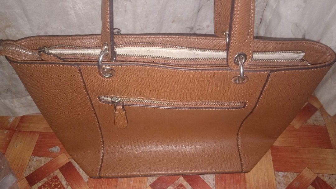 Guess Kamryn tote (Category: Luxury Bags & Wallets) located in Manila. Submitted by akijemcollection (Listing ID 1465027814, Image 2). Description: What you see is what you get. -selling as is.