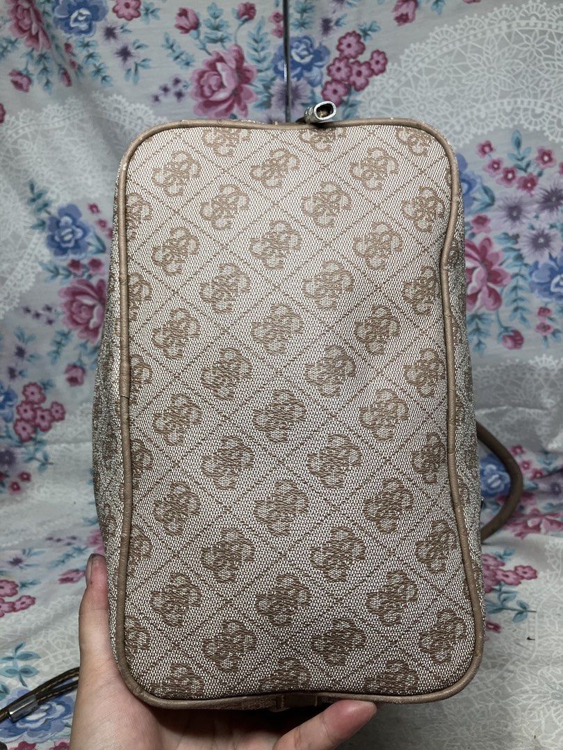 GUESS MONOGRAM TOTE BAG (Category: Tote Bags) located in General Mariano Alvarez. Submitted by adonid (Listing ID 1465025800, Image 3). Description: GUESS MONOGRAM TOTE BAG GOOD CONDITION NORMAL SIGN OF USAGE ONLY.