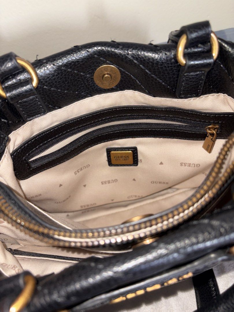 Guess Satchel Bag (Category: Shoulder Bags) located in Manila. Submitted by itsdaena (Listing ID 1465005362, Image 2). Description: .