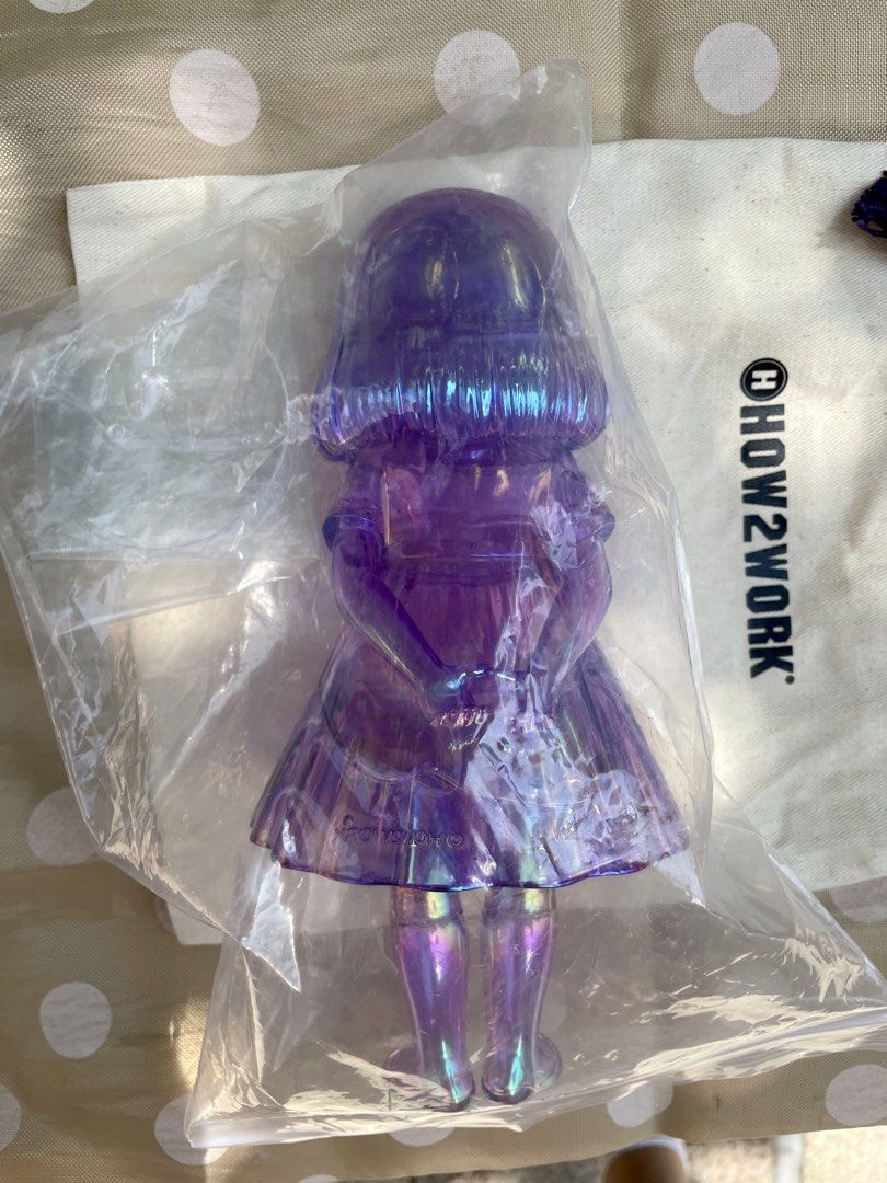 H2W Jessica Ng x Superman Toys How2work Estelle Jessica Superman vip member 幻彩 會員限定 Vinyl Figure Sofubi 搪膠 （分類：絨毛玩具）位於 Hong Kong。 由 mom88 提交（商品編號 1465074989，圖片 2）。簡介： 全新，沒玩過，沒企過 齊件，有企座和原裝H2W袋 Mtr /火車 / 順豐。