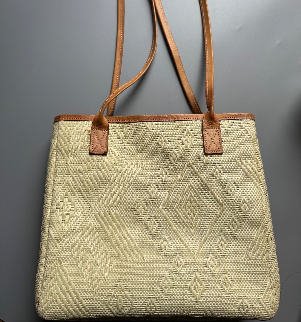 Halohalo Trabaho Tote bag (Category: Tote Bags) located in Manila. Submitted by mommy_mary (Listing ID 1464987561, Image 1). Description: Interior lining need cleaning See photos for signs of use .