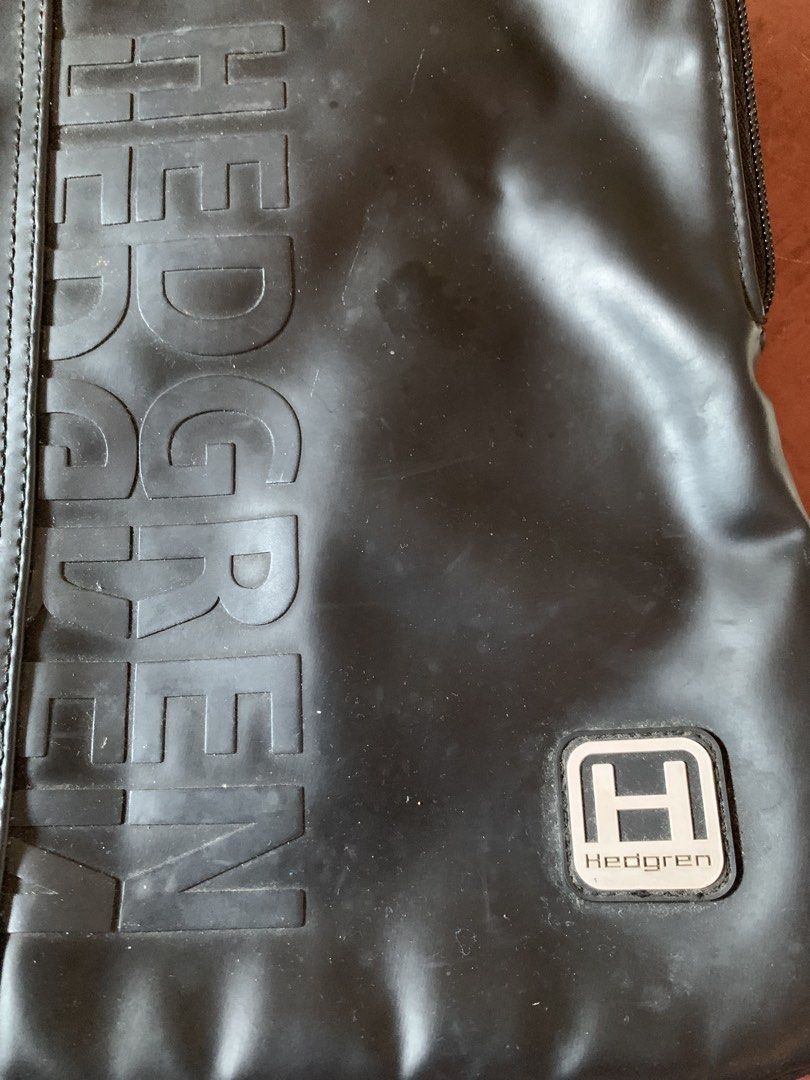 Hedgren Black Crossbody Bag with Red Cube Charm (Category: Sling Bags) located in Legazpi City. Submitted by dreyydrey (Listing ID 1464994095, Image 3). Description: - Authentic black Hedgren crossbody bag (Designed in Belgium) - Multiple secure zippered compartments for easy organization - Comfortable, adjustable strap for customized fit - Iconic embossed vertical Hedgren logo on the front - Features the signature distinctive red cube charm - Me