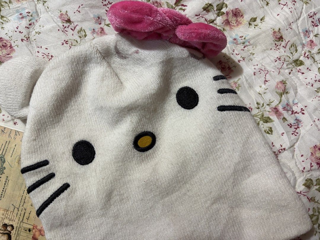 Hello Kitty Beanie (Category: Body Jewelry) located in Muntinlupa City. Submitted by herellas0504 (Listing ID 1465111760, Image 3). Description: Hello Kitty Beanie Mine: 150 | Lock: 180 ———————————— this is soo cutee issue: only issue is the ribbon&some lints (need to fully attach) (both are not visible) other than that, no issues condition: 9/10.