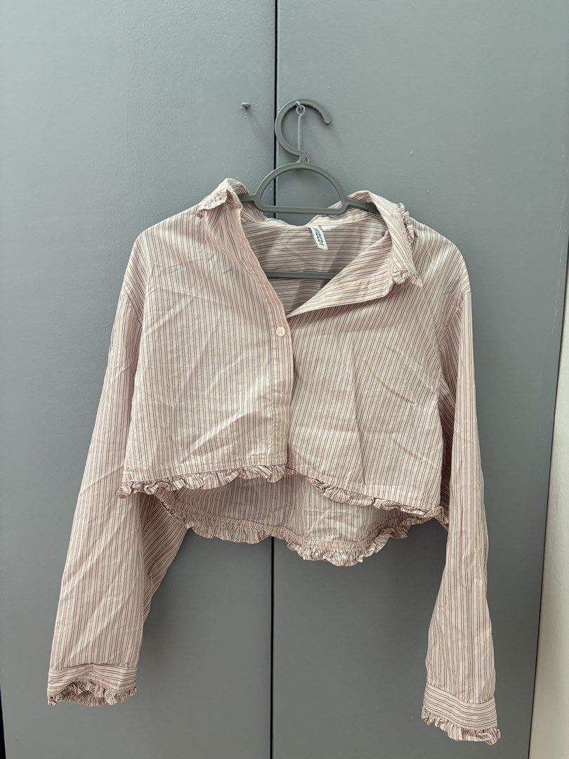 H&M and Woman (Category: Shirts) located in Manila. Submitted by seashellz_9 (Listing ID 1464977081, Image 2). Description: - Bundle includes: 3 stylish tops + 1 pair of black trousers 3rd top: BKK peplum top- 100 - can fit size large - slightly used 2nd: Woman trousers/ slacks - 300 - slacks for formal attire - in good condition, used once - size: XS ( 27-28) 1st: H&M top- 400 - used once - fits size xs- medium frame - crop top style (for jumper