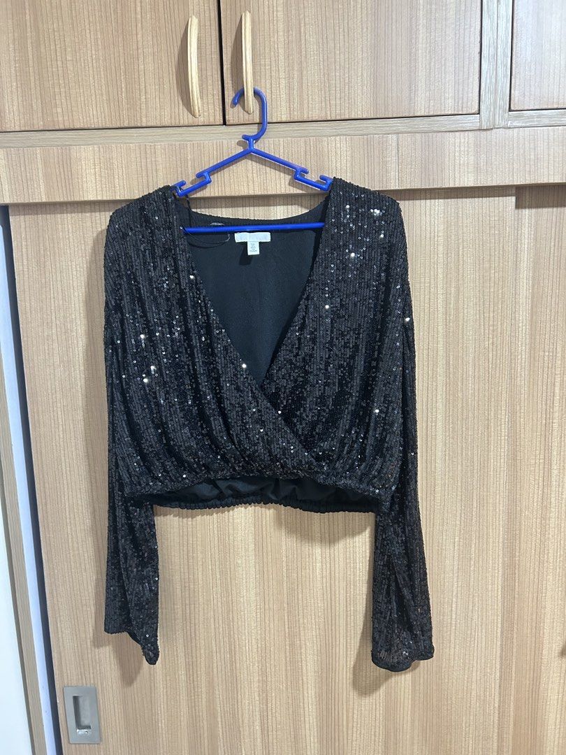 H&M Black Sequin V-Neck Crop Top (Category: Sleeveless) located in Taguig. Submitted by fastflower.02faa3 (Listing ID 1465060058, Image 1). Description: - Brand: H&M - Size: EUR L / US L (170/104A) - Color: Shiny Black - Design: All-over sequins, deep V-neck wrap front, long sleeves - Fit: Cropped length with an elasticized hem - Condition: Great statement piece, perfect for parties and night outs.