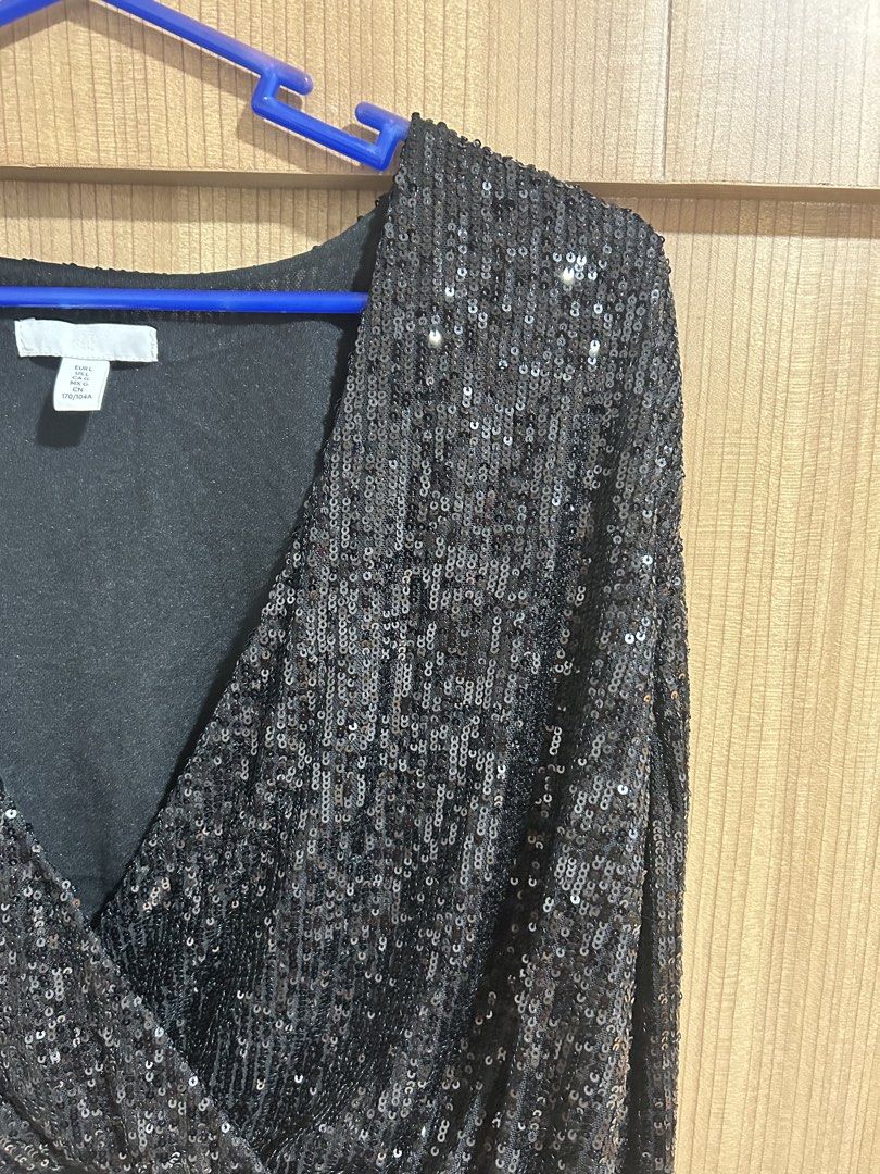 H&M Black Sequin V-Neck Crop Top (Category: Sleeveless) located in Taguig. Submitted by fastflower.02faa3 (Listing ID 1465060058, Image 3). Description: - Brand: H&M - Size: EUR L / US L (170/104A) - Color: Shiny Black - Design: All-over sequins, deep V-neck wrap front, long sleeves - Fit: Cropped length with an elasticized hem - Condition: Great statement piece, perfect for parties and night outs.