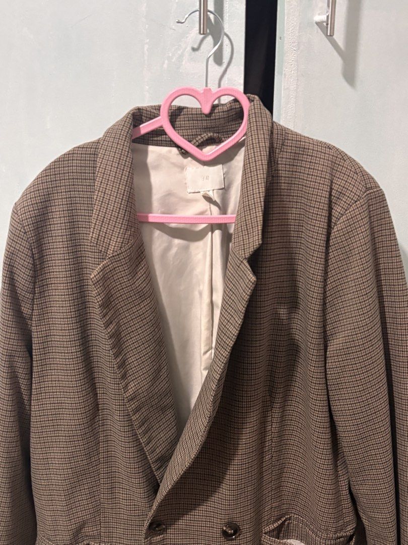 H&M Brown Houndstooth Double Breasted Blazer Size M (Category: Coats, Jackets and Outerwear) located in La Trinidad. Submitted by caicai1926 (Listing ID 1465027860, Image 2). Description: - Brand/Model: H&M houndstooth blazer - Color: Brown and black - Size: M - Design: Double-breasted front with dark brown buttons and two front pockets - Lining: Fully lined with soft white fabric - Fit: Classic tailored fit, great for casual or smart-casual laye