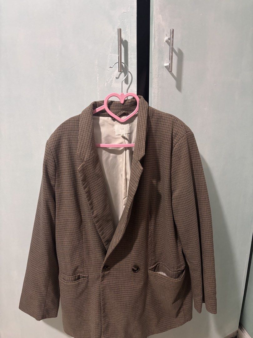 H&M Brown Houndstooth Double Breasted Blazer Size M (Category: Coats, Jackets and Outerwear) located in La Trinidad. Submitted by caicai1926 (Listing ID 1465027860, Image 1). Description: - Brand/Model: H&M houndstooth blazer - Color: Brown and black - Size: M - Design: Double-breasted front with dark brown buttons and two front pockets - Lining: Fully lined with soft white fabric - Fit: Classic tailored fit, great for casual or smart-casual laye