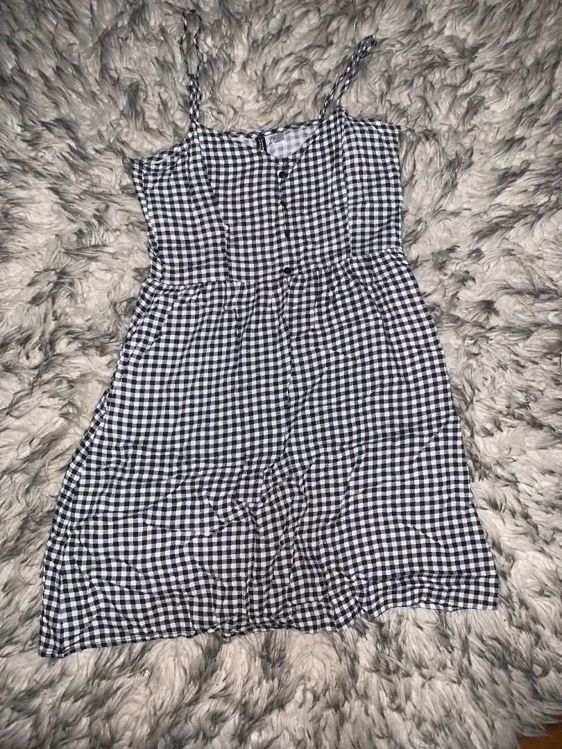 H&M Divided Black and White Gingham Dress (Category: Dresses) located in Manila. Submitted by anngeline_reyes (Listing ID 1465111079, Image 2). Description: H&M DIVIDED BLACK AND WHITE GINGHAM DRESS 🖤🤍 Price: ₱150 + shipping fee • Brand: H&M Divided • Size: small to medium, can fit to mid-large • Preloved — good condition • Colors may vary slightly due to lighting conditions and screen settings. “Sure buyer only” ⚠️ 📍 Quezon City Mode of deliv