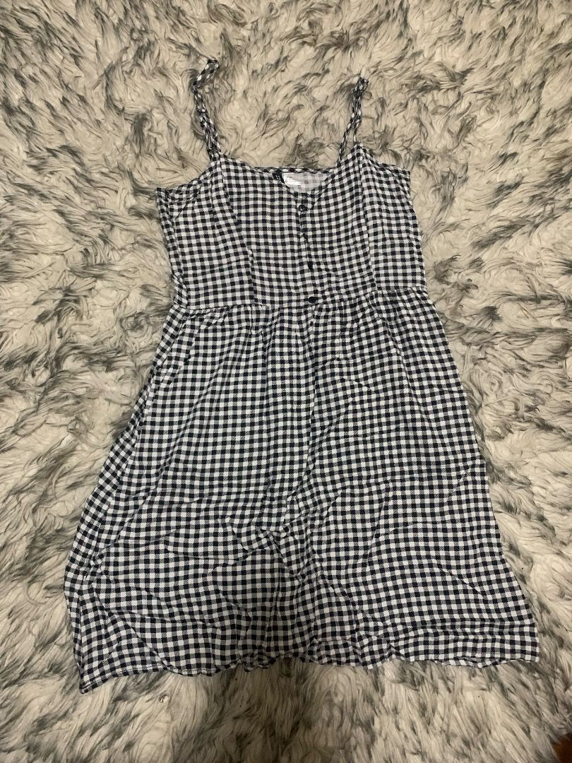 H&M Divided Black and White Gingham Dress (Category: Dresses) located in Manila. Submitted by anngeline_reyes (Listing ID 1465111079, Image 1). Description: H&M DIVIDED BLACK AND WHITE GINGHAM DRESS 🖤🤍 Price: ₱150 + shipping fee • Brand: H&M Divided • Size: small to medium, can fit to mid-large • Preloved — good condition • Colors may vary slightly due to lighting conditions and screen settings. “Sure buyer only” ⚠️ 📍 Quezon City Mode of deliv