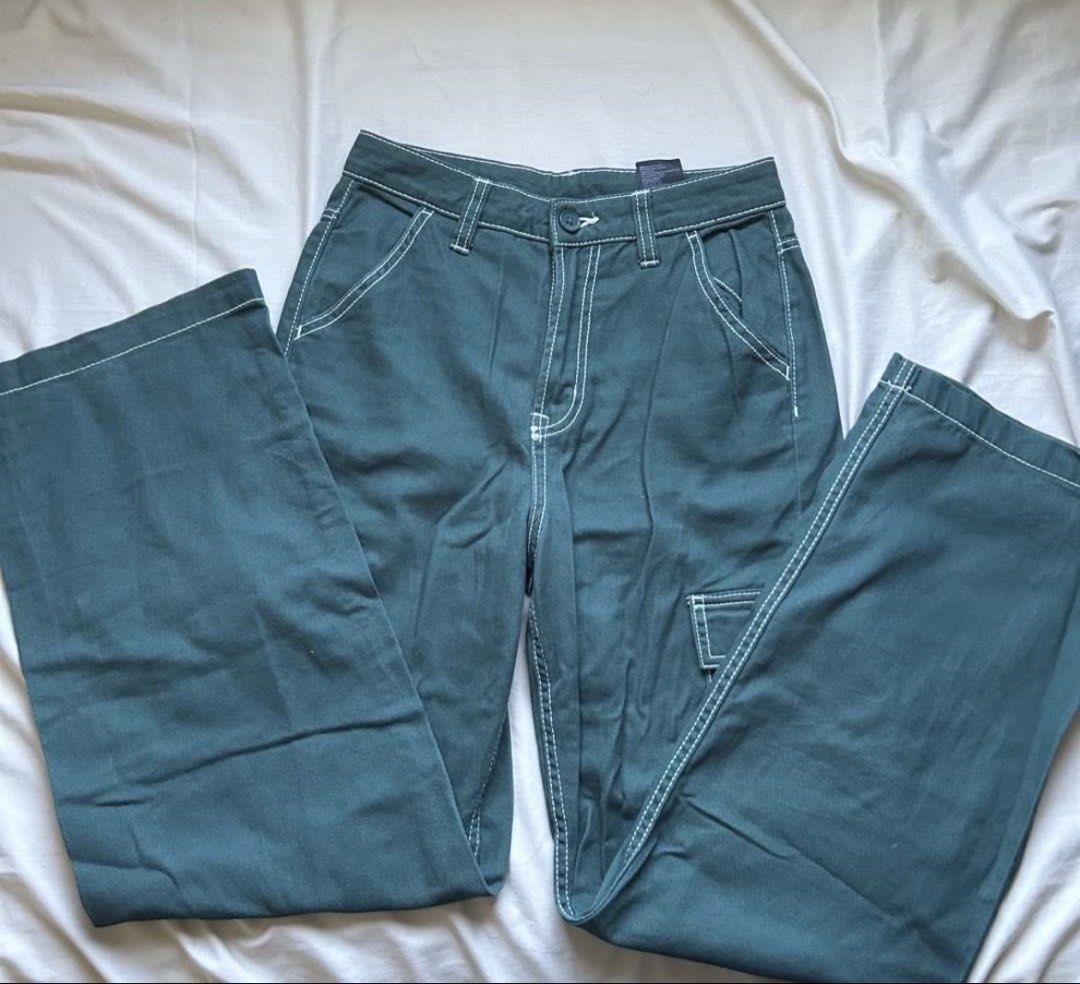 H&M Divided Contra Stitch 90s pants (Category: Jeans) located in San Juan City. Submitted by e_declutters2019 (Listing ID 1465123657, Image 3). Description: Denim jeans in a loose fit with a high waist, zip fly and button, low crotch and wide, extra-long legs. Diagonal side pockets, back pockets and flap leg pockets..