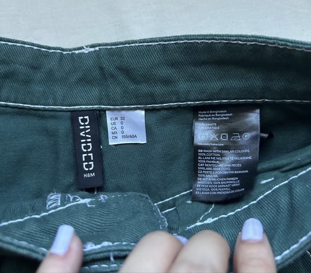 H&M Divided Contra Stitch 90s pants (Category: Jeans) located in San Juan City. Submitted by e_declutters2019 (Listing ID 1465123657, Image 2). Description: Denim jeans in a loose fit with a high waist, zip fly and button, low crotch and wide, extra-long legs. Diagonal side pockets, back pockets and flap leg pockets..
