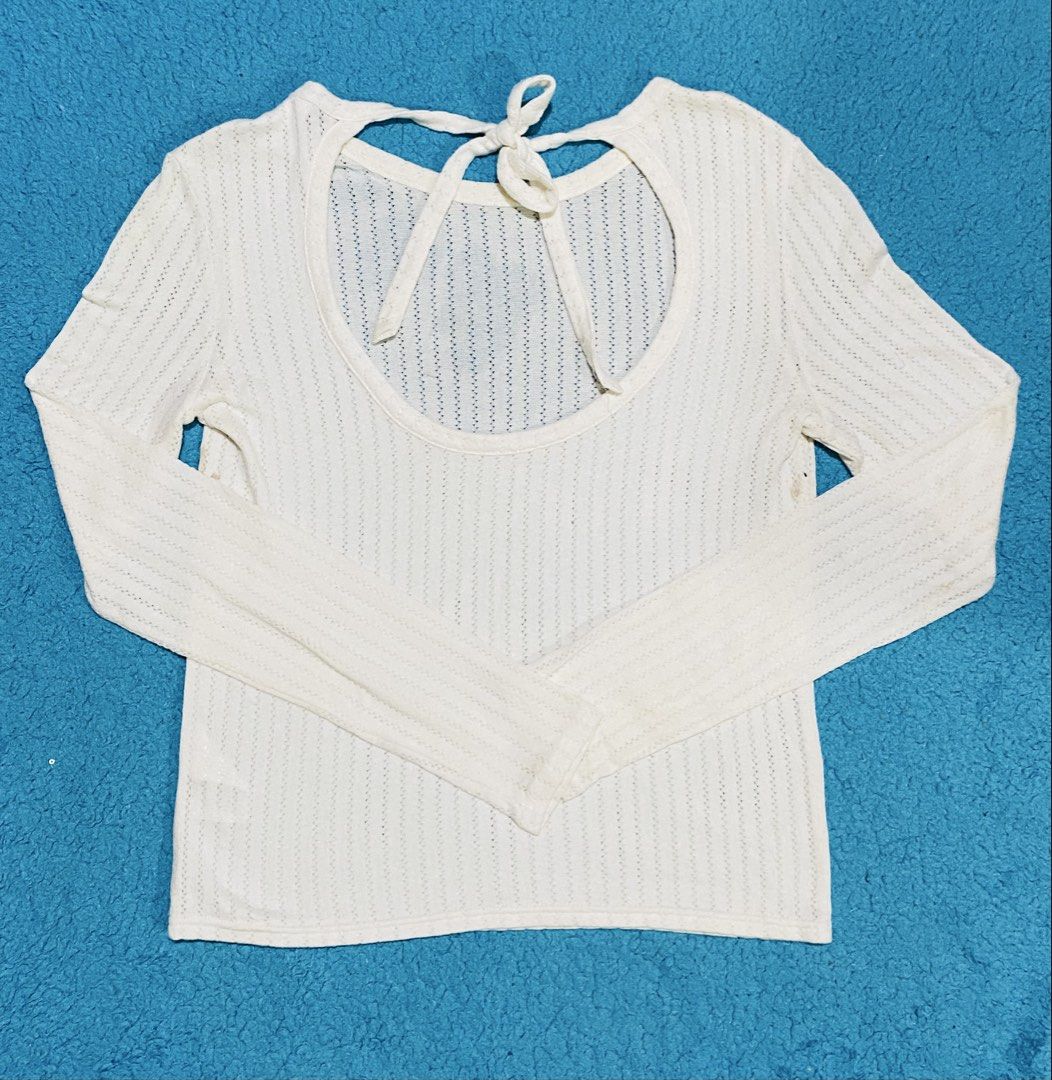 H&M Divided White Ribbed Tie-Back Long Sleeve Top (Category: Longsleeves) located in Bacolod City. Submitted by bravefire_3fe6dd (Listing ID 1465100719, Image 2). Description: - Brand: H&M Divided - Size: M - Color: White - Material: Ribbed knit fabric with vertical patterns - Design: Scoop neckline with a cute tie detail at the back - Style: Versatile, easy to pair with jeans or skirts for daily wear - Condition: Excellent.