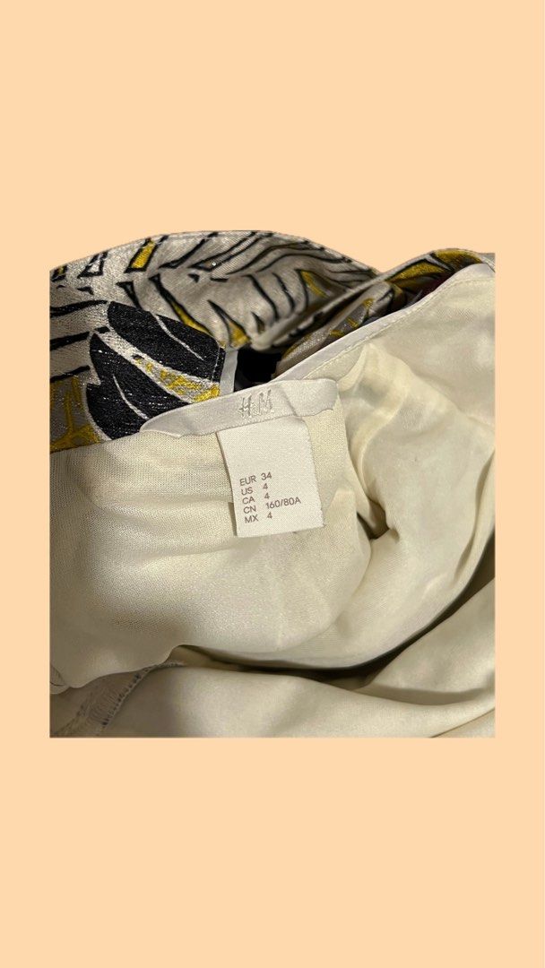 H&M Dress (Category: Dresses) located in San Pablo. Submitted by closetleftovers (Listing ID 1464981076, Image 3). Description: Wasit - 24" Length - 34" Good as new condition. Please see photos. Please check measurements before buying. Feel free to message if you have any questions! 😊.