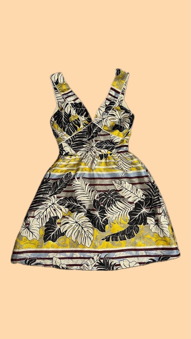 H&M Dress (Category: Dresses) located in San Pablo. Submitted by closetleftovers (Listing ID 1464981076, Image 1). Description: Wasit - 24" Length - 34" Good as new condition. Please see photos. Please check measurements before buying. Feel free to message if you have any questions! 😊.