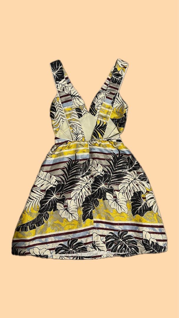 H&M Dress (Category: Dresses) located in San Pablo. Submitted by closetleftovers (Listing ID 1464981076, Image 2). Description: Wasit - 24" Length - 34" Good as new condition. Please see photos. Please check measurements before buying. Feel free to message if you have any questions! 😊.