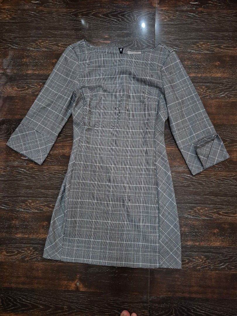 H&M Dress (Category: Dresses) located in Santa Cruz. Submitted by deenem (Listing ID 1464984025, Image 2). Description: Bust:32-33 Lenght:32.