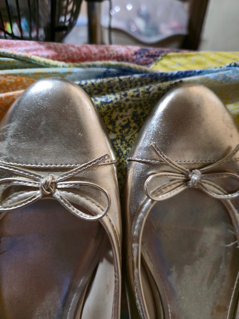 H&M Gold Ballet Flats (Category: Flats & Sandals) located in Boac. Submitted by maeleynes (Listing ID 1465100288, Image 1). Description: Size: EU 40 rfs:decluttering/needs fund .
