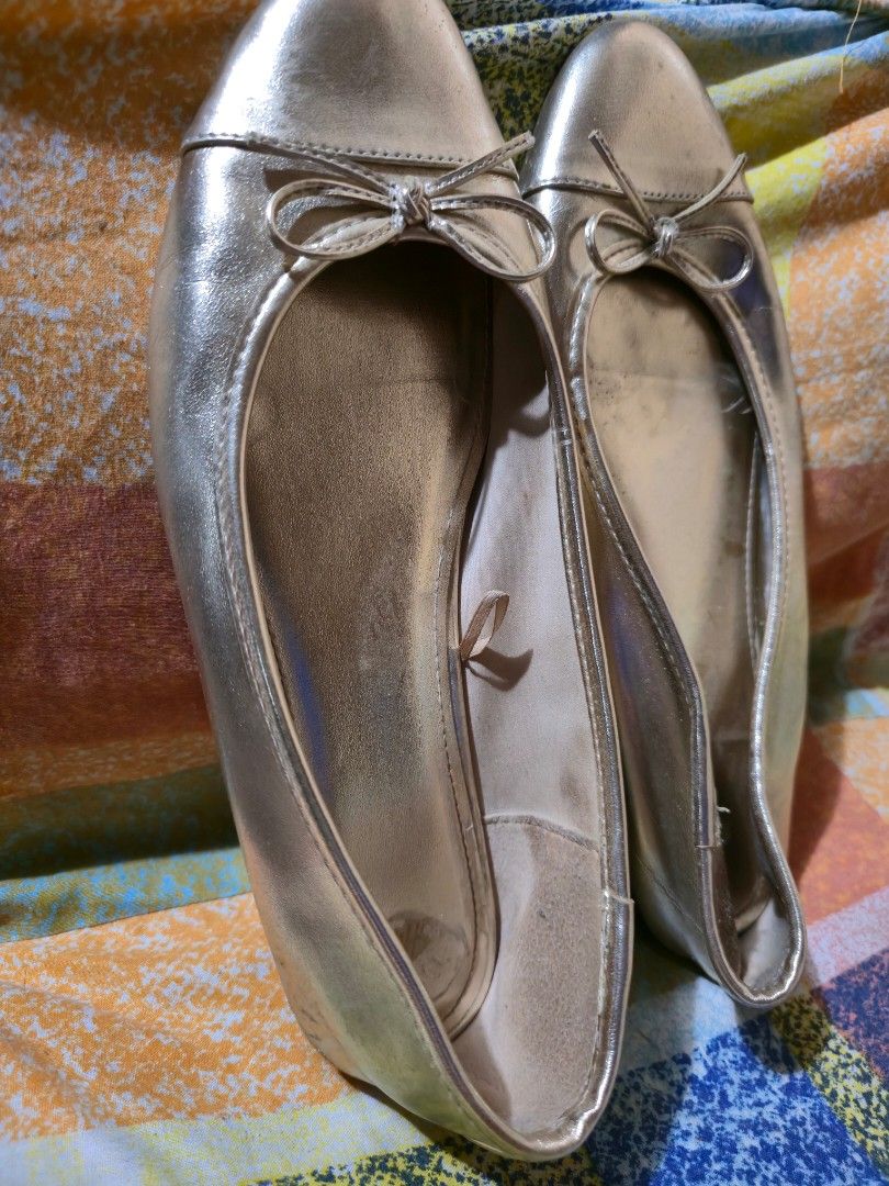 H&M Gold Ballet Flats (Category: Flats & Sandals) located in Boac. Submitted by maeleynes (Listing ID 1465100288, Image 2). Description: Size: EU 40 rfs:decluttering/needs fund .