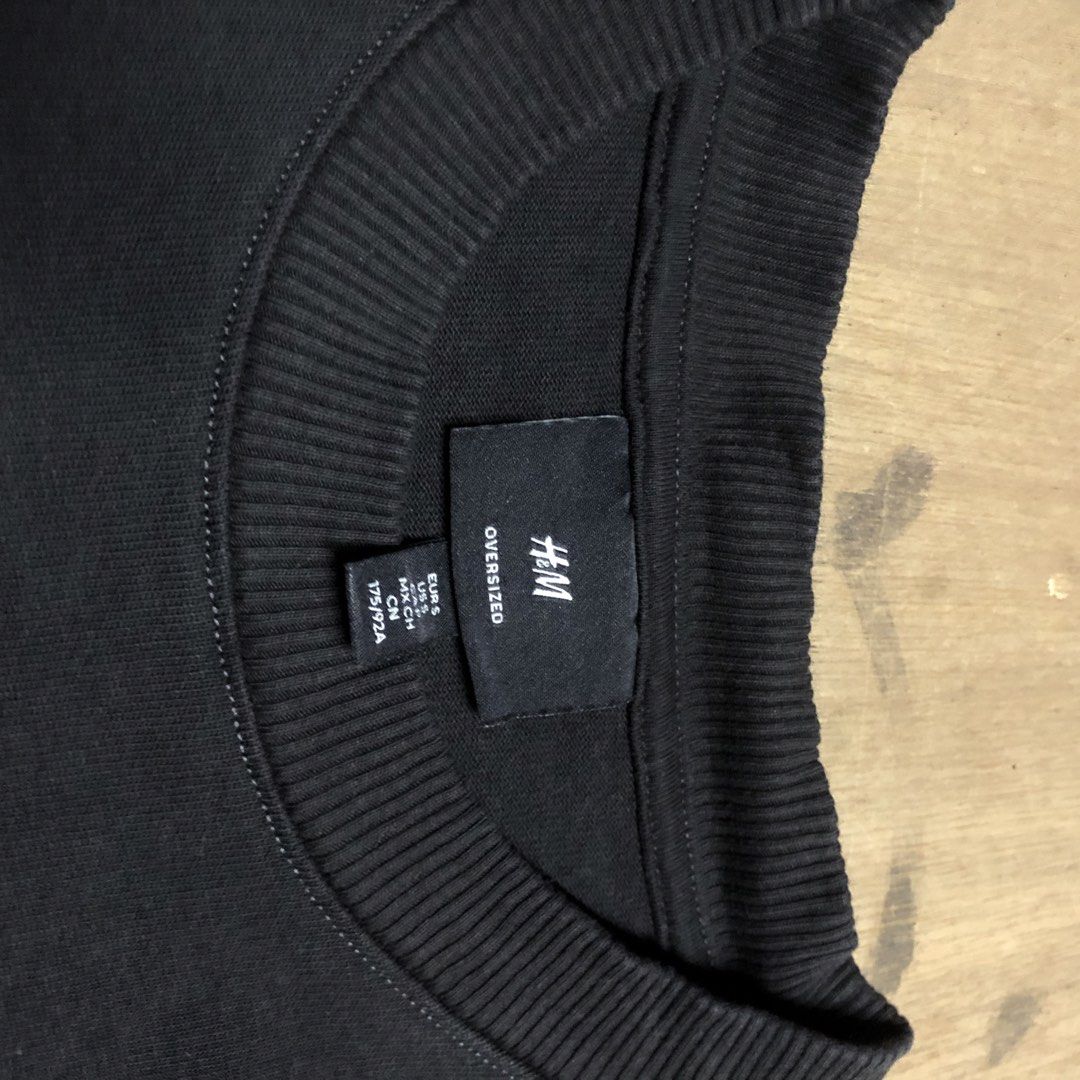 H&M Oversized Black T-Shirt (Category: Activewear) located in Dasmarinas. Submitted by johnlloydm99208 (Listing ID 1465100341, Image 2). Description: Solid black oversized t-shirt from H&M. Short sleeves with raw hem details. Tag says size S, EUR S, 175/92A. 100 percent cotton material. Comfortable relaxed fit for everyday casual wear. Easy to style with denim or joggers. Machine washable..