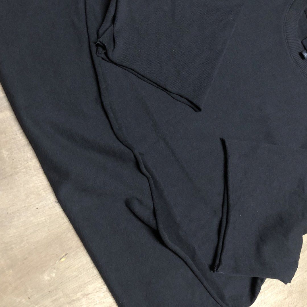 H&M Oversized Black T-Shirt (Category: Activewear) located in Dasmarinas. Submitted by johnlloydm99208 (Listing ID 1465100341, Image 3). Description: Solid black oversized t-shirt from H&M. Short sleeves with raw hem details. Tag says size S, EUR S, 175/92A. 100 percent cotton material. Comfortable relaxed fit for everyday casual wear. Easy to style with denim or joggers. Machine washable..