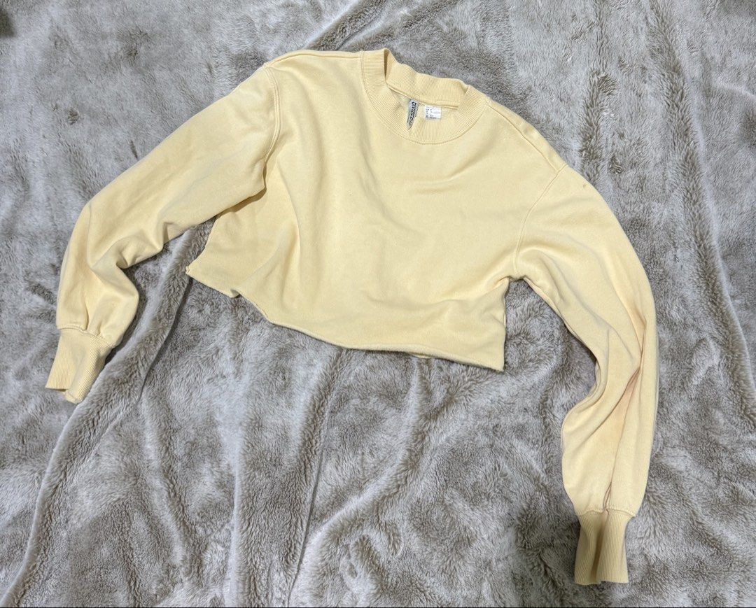H&M Pastel Yellow Crop Sweatshirt (Category: Longsleeves) located in Manila. Submitted by razielaninon.bird (Listing ID 1464987788, Image 2). Description: H&M sweatshirt cropped Size: xs on tag Fit up to medium body frame 📍binan laguna .