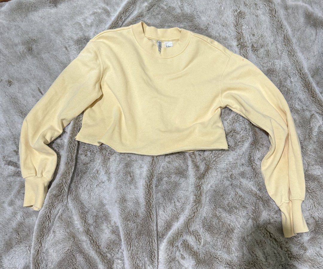 H&M Pastel Yellow Crop Sweatshirt (Category: Longsleeves) located in Manila. Submitted by razielaninon.bird (Listing ID 1464987788, Image 1). Description: H&M sweatshirt cropped Size: xs on tag Fit up to medium body frame 📍binan laguna .