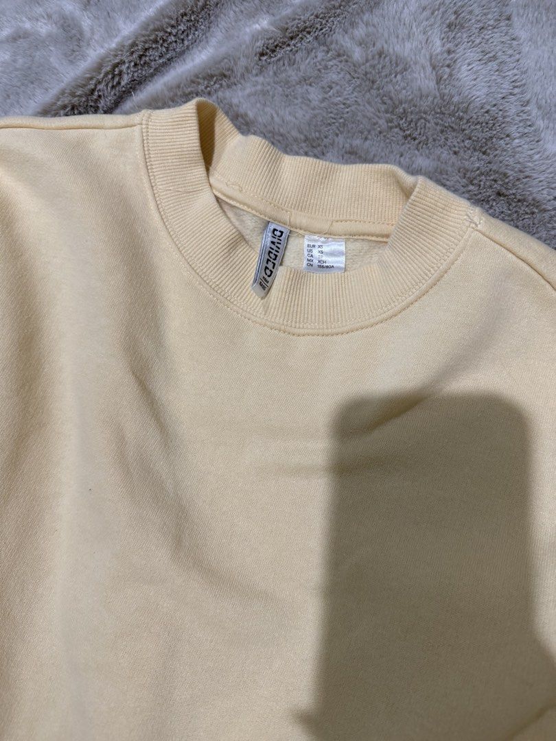 H&M Pastel Yellow Crop Sweatshirt (Category: Longsleeves) located in Manila. Submitted by razielaninon.bird (Listing ID 1464987788, Image 3). Description: H&M sweatshirt cropped Size: xs on tag Fit up to medium body frame 📍binan laguna .